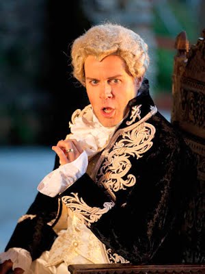 Grant Doyle as
Almaviva in "Le nozze di Figaro"
(Garsington Opera)