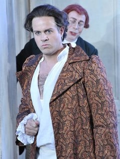 Grant Doyle as
Almaviva in "Le nozze di Figaro"
(Garsington Opera)