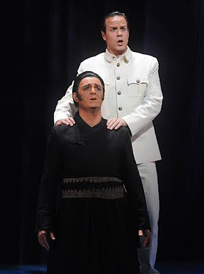 Grant Doyle as
Zurga in "Les pêcheurs de perles"
(State Opera of South Australia)